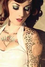 στήθος γυναίκα τατουάζ μοτίβο
