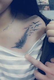 bohyně hrudníku peří motýl tetování vzor