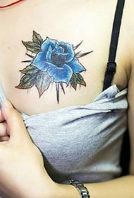 tatuaggio tatuaggio rosa blu sul petto della ragazza