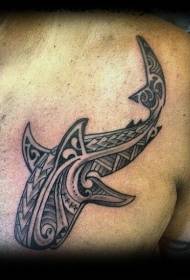 Haai tattoo patroon op de borst in Polynesische stijl