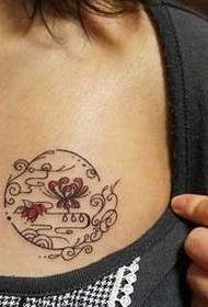patrón de tatuaje de flor de pecho