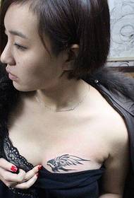 美女胸部典型的图腾燕子纹身图案