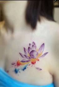 συναρπαστική εικόνα του τατουάζ λουλουδιών στήθος σέξι και γοητευτική