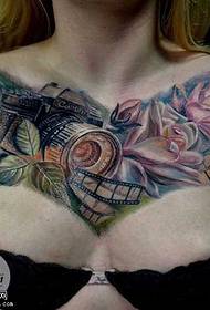 Modello di tatuaggio fotocamera petto fiore