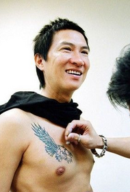 Zhang Jiahui tattoo-patroan foar boarst-eagle
