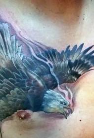 krūtinėje dažytas skraidančio erelio tatuiruotės raštas