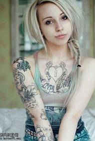 bröst kvinna tatuering mönster