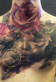 ritratto di donna misteriosa sul petto combinato con motivo a corvo e rosa