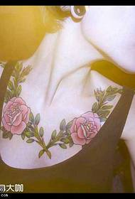 胸部玫瑰纹身图案