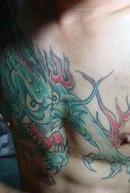 मनुष्य छाती हिरव्या ड्रॅगन टॅटू चित्र