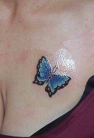 regordete MM tatuaje de mariposa azul en el pecho