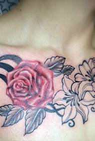 motif de tatouage totem une couleur fleur poitrine