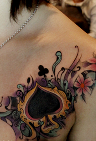 tatuaggio di fiori e picche sul petto femminile