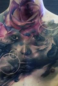 petto tatuaggio misterioso ritratto di donna corvo e motivo floreale