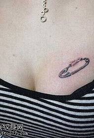 modello del tatuaggio dell'ago sul petto
