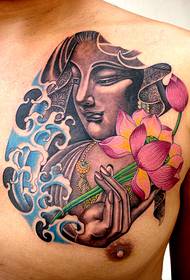 mężczyzna w klatce piersiowej obraz Buddy tatuaż lotosu