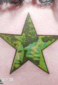 zeleni vzorec tatoo s petimi zvezdicami