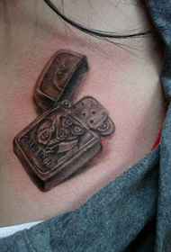 grožio krūtinės zippo žiebtuvėlis Tatuiruotė