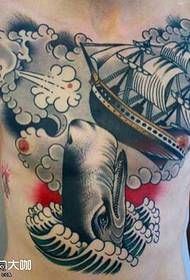 uzorak tetovaža broda za kitove na prsima