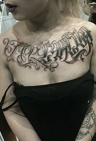 Асоба дзяўчынкі на грудзях з выгнутым трафарэтам англійскай татуіроўкі