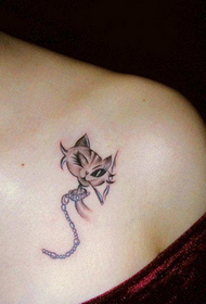 immagine di tatuaggio gatto piccolo e carino petto di bellezza