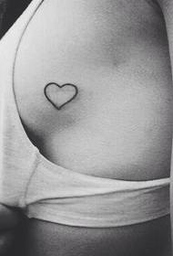 disegno del tatuaggio a forma di cuore sul petto