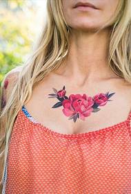 meitenes krūtīs skaists ziedošs ziedu tetovējums tetovējums