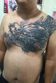disegno classico del tatuaggio del drago prepotente intorno alla spalla