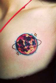 tatuaggio pianeta petto femminile