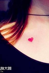 disegno del tatuaggio petto piccolo cuore rosso