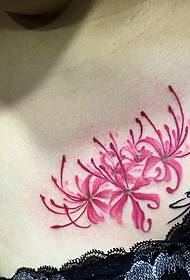 piept alb cu tatuaje floare frumoase