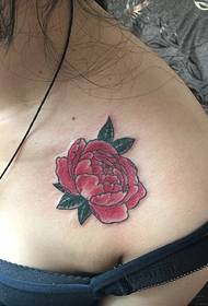 zdjęcie tatuażu róży z uśmiechem 54161 - obraz tatuażu ptaka na piersi na białej skórze