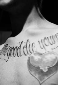 Forma de coração no peito e padrão de tatuagem de letra