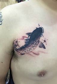 unha pequena e delicada tatuaxe de peixes no peito