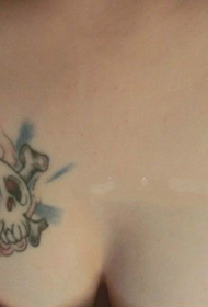 гламурна груди особистість татуювання черепа