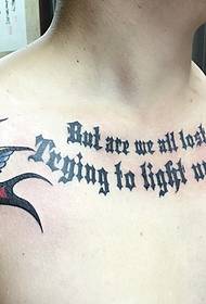 piccole rondini e immagini di tatuaggi sul petto combinati in inglese