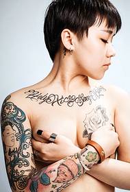 短发女生胸前与花臂的个性纹身图片