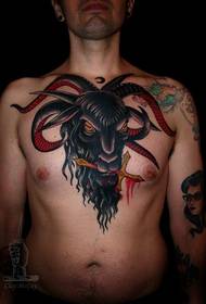 vīrietis krūtīs asiņainais krusts aitā galvas tetovējuma modeli