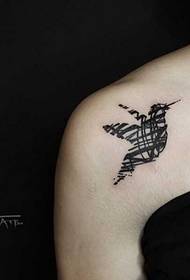 padrão de tatuagem de beija-flor no peito