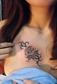 schoonheid sexy borst roos tattoo patroon