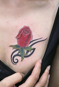 ljepota grudi zavodljiva crvena ruža tetovaža uzorak