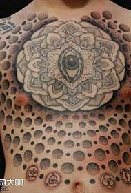 modello del tatuaggio dell'occhio pieno sul petto