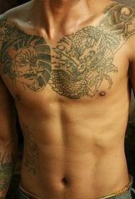 Model de tatuaj piept de dragon dragut