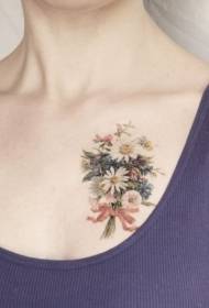 modello di tatuaggio petto carino vecchia scuola bouquet