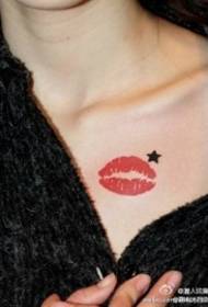 hrudník móda červená ret tetovanie postava