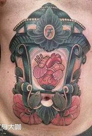 modello di tatuaggio lanterna cuore torace