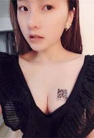sexy bellezza del modello di tatuaggio QR code sul petto