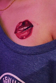tatuaż na klatce piersiowej sexy czerwone usta