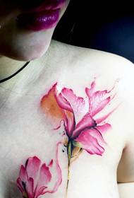 sexy skjønnhet bryst blomst tatovering bilde er veldig sjarmerende