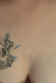lumoava rinnassa persoonallisuus kallo tatuointi malli